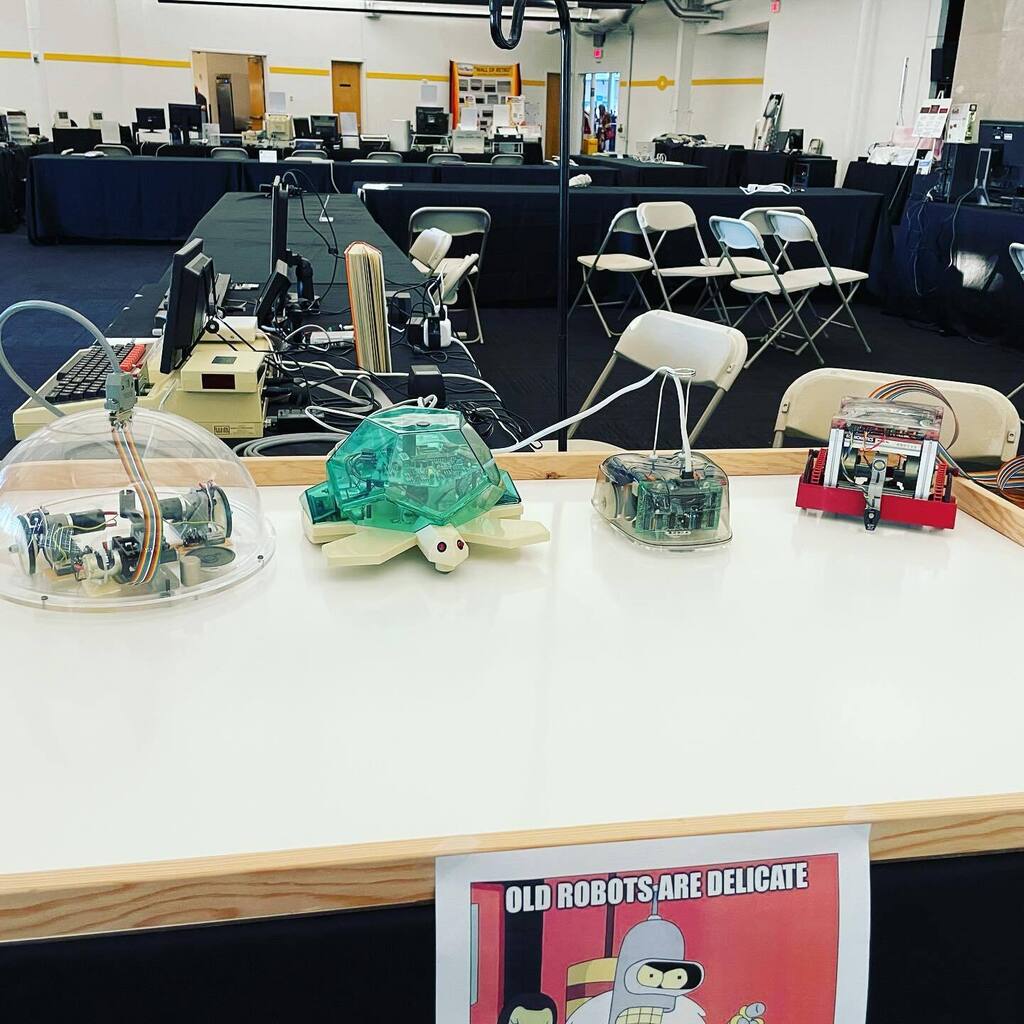 maccyandme's tweet photo. Logo Robot collection at VCF West !!! Sooo cool #logo #vintagecomputer #vcf #vcfwest https://t.co/4kqSpaS6t9 https://t.co/xnssamPyMl