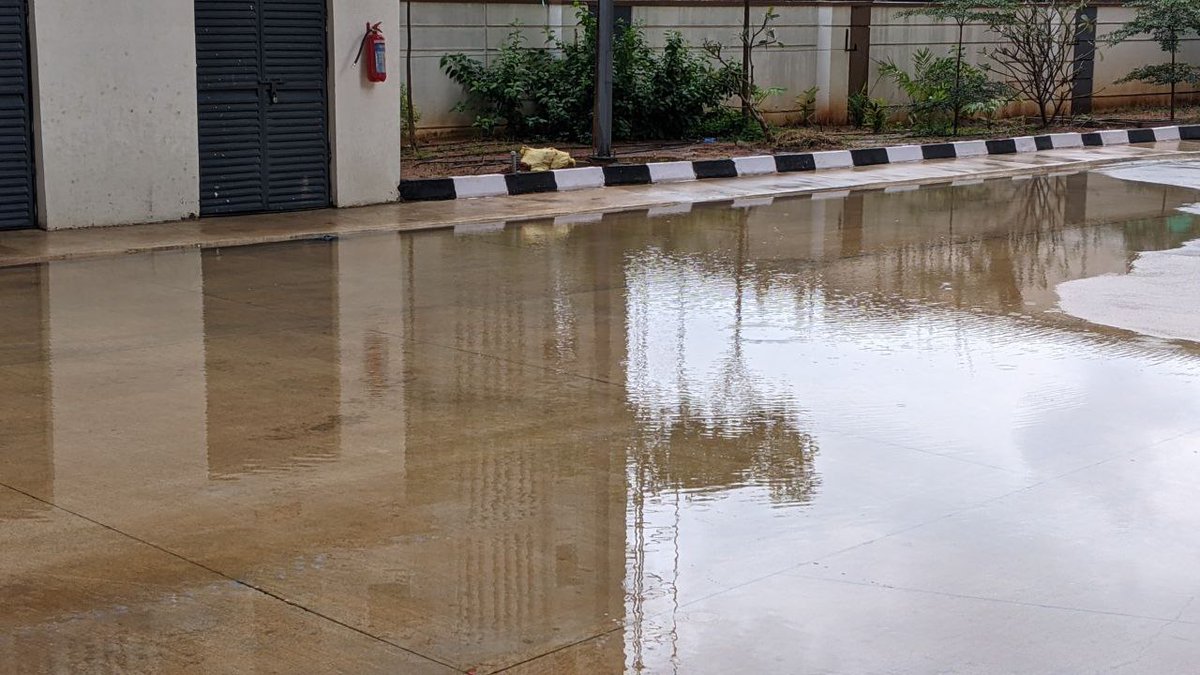 HvMacs's tweet photo. Day 21 of the protest, Stagnant water on the podium at @HonerHomes is a pressing issue that needs immediate attention. This not only compromises the aesthetics but also poses potential health risks. It's high time for an effective solution. #HonerVivantis #ResidentConcerns Photograph of last year @KTRBRS @KTRoffice @alluarjun