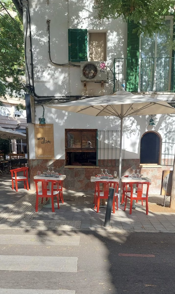 Visca l’accessibilitat universal!!! Cantonada Villalonga amb carrer Cotoner. Aquesta gent que els té com una catedral! #Menfotisme <a href="/VianantsMca/">Vianants Mallorca</a> <a href="/policiadepalma/">Policia de Palma</a> <a href="/ajuntpalma/">Ajuntament de Palma</a>