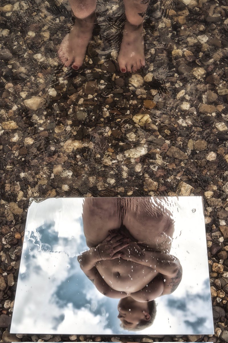 OfFiddler's tweet photo. Mirror in the Water
Füße und Spiegel im Rhein. Zu sehen sind die Füße und der auf den Kopf gestellte Körper der lieben @wassermann742
Euch allen ein tolles Wochenende!
#spiegelbild #mirrorpicture #feet #füße #paintedtoenails #füßeimwasser #nudeinamirror https://t.co/OZ0NJVE0Ew
