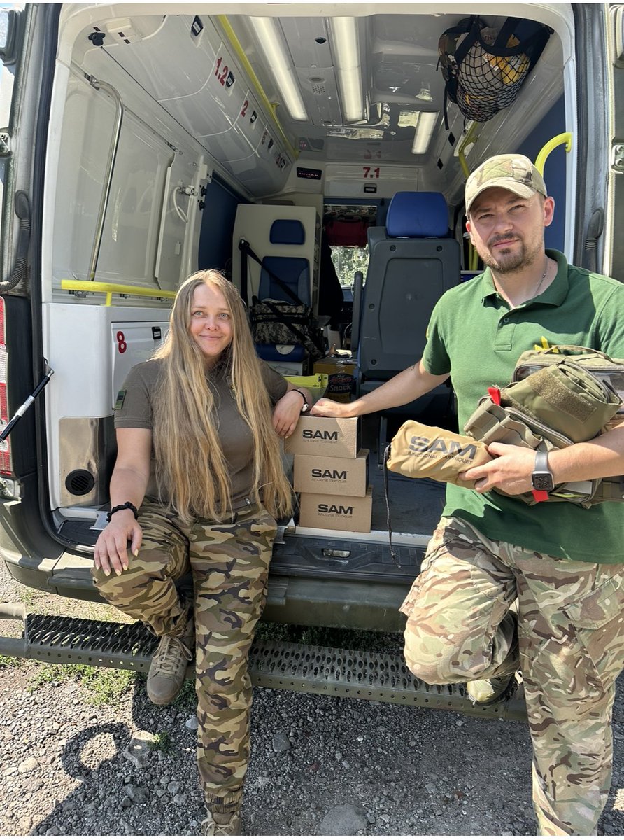 Delivered 3 rare and very needed junctional TQs to one of the best combat medics💛
Huge shout out to @SP4URachel who did an amazing job fundraising for 18 ❗️ of these!!!
They save lives when there’s arterial bleeding in chest or pelvic area and normal TQs can’t be used. 
🇺🇦