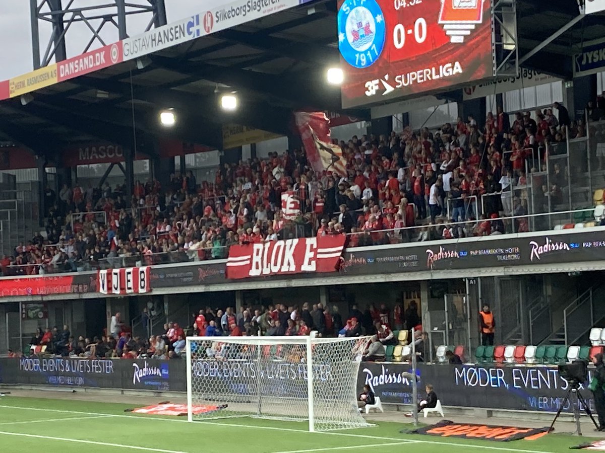 Udebaneafsnittet er godt besøgt her til aften i Silkeborg.