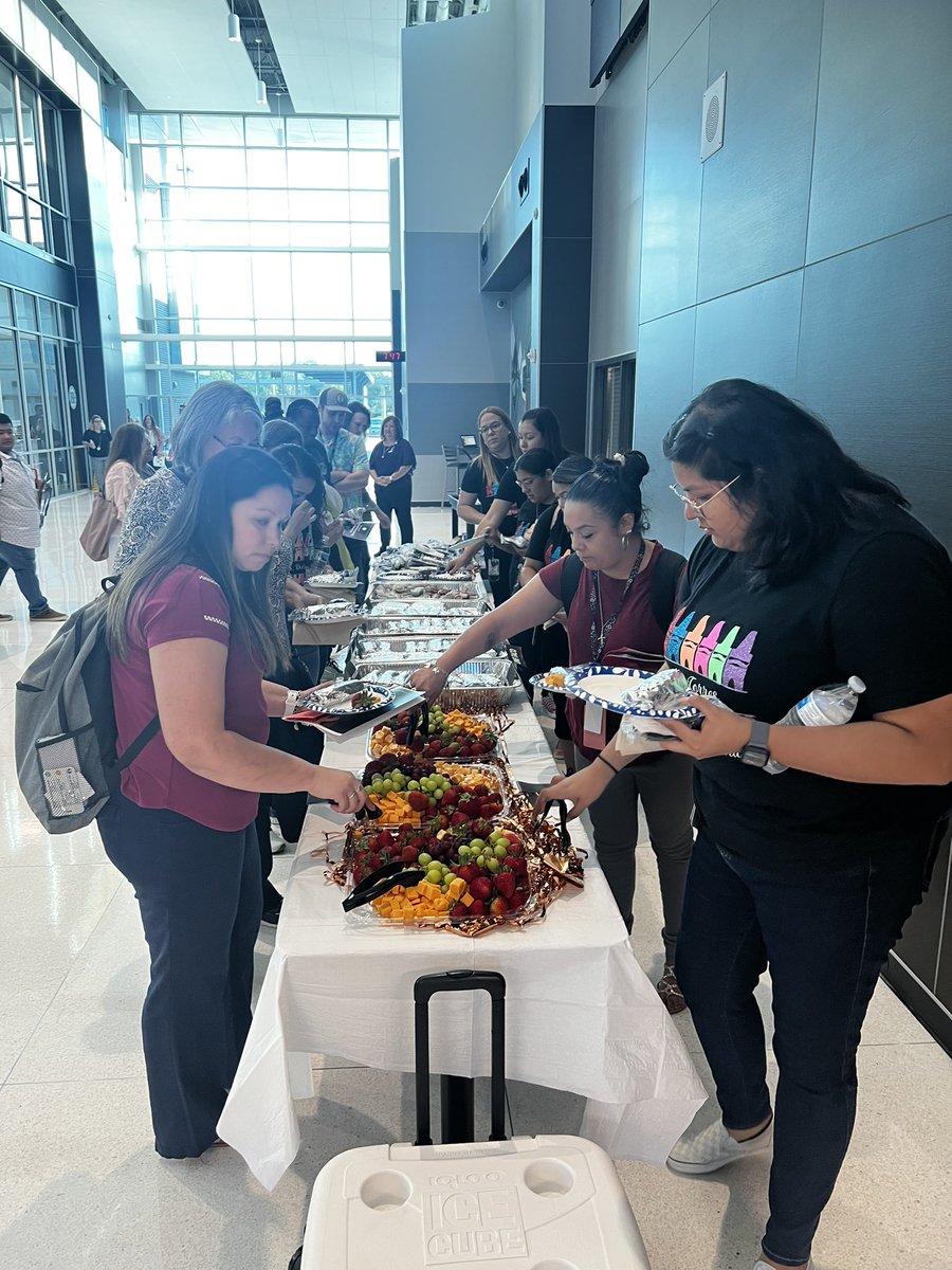 bmartinezdeleon's tweet photo. 😍😉Happy to start this Friday with my incredible coworkers welcoming and serving breakfast to paras at the 3rd annual Paraprofessional Conference! 🥳🤩 #alvinisd #eachstudenteveryday https://t.co/UQVIfEM3gL