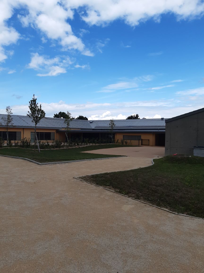 SEMLEA01's tweet photo. [CHANTIER]
Le premier chantier de la #SEMLEA a débuté le 17 juillet ! 🚧
Les 564 panneaux photovoltaïques du groupe scolaire Les Bayards à #Mézériat sont en cours de mise en place 🌞
Mise en service prévue courant octobre ! https://t.co/FsNeE2oeoR
