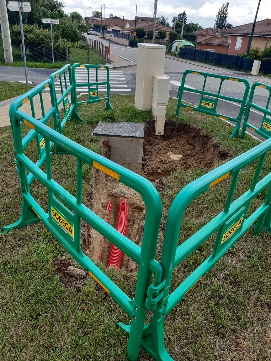 [CHANTIER]
Le premier chantier de la #SEMLEA a débuté le 17 juillet ! 🚧
Les 564 panneaux photovoltaïques du groupe scolaire Les Bayards à #Mézériat sont en cours de mise en place 🌞
Mise en service prévue courant octobre !