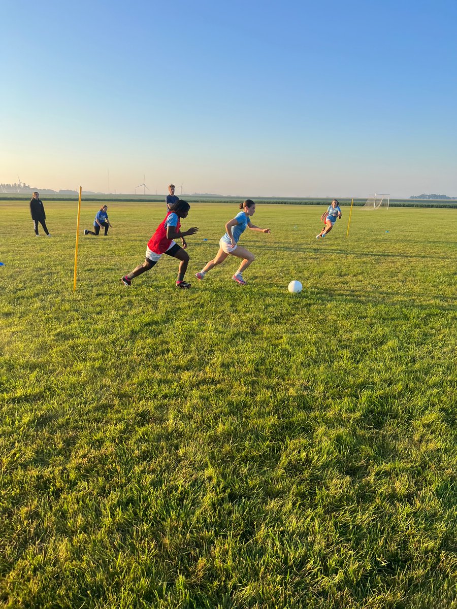 NIACC women’s soccer 2023 is now on twitter ! 💙💛 
here’s a few photos from this morning’s fitness session