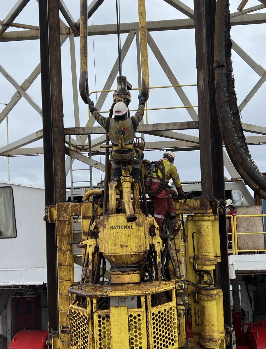 US_SciOD's tweet photo. Racking the top drive so we can pull pipe! The #siemoffshore crew is setting the top drive aside so they can pull up the ~3200m (almost 2 miles) of pipe and change the drill bit! #Exp395 #IODP #morecore https://t.co/pURWWGqpf2