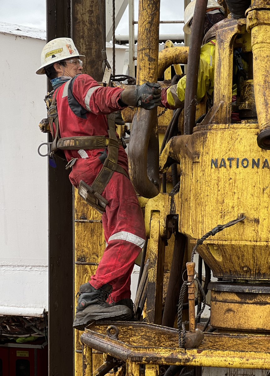 US_SciOD's tweet photo. Racking the top drive so we can pull pipe! The #siemoffshore crew is setting the top drive aside so they can pull up the ~3200m (almost 2 miles) of pipe and change the drill bit! #Exp395 #IODP #morecore https://t.co/pURWWGqpf2