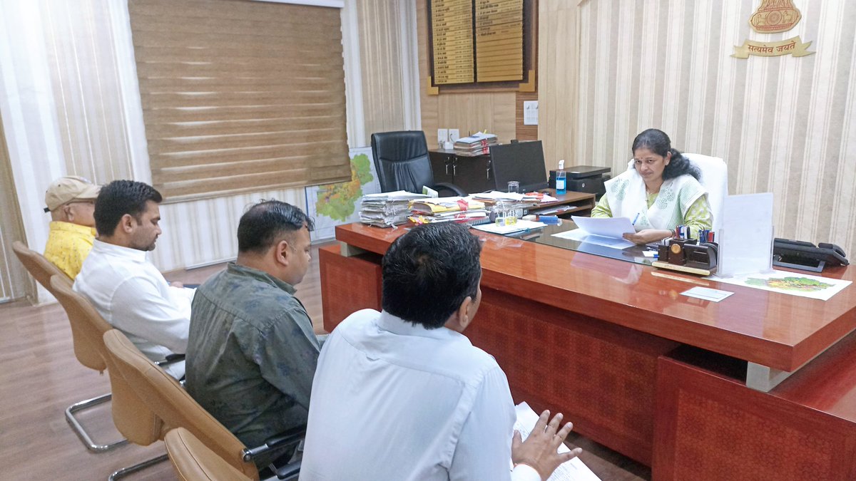 बैठक के दौरान कहा कि परिवहन अधिकारी अब तक यातायात नियमों के उल्लंघन तथा अन्य कमियों के कारण 1723 प्रकरण दर्ज कराएं हैं। इनकी संख्या पर्याप्त नहीं है। बिना परमिट चलने वाली बसों, ओव्हर लोड वाहनों तथा दोपहिया वाहन चलाते समय हेलमेट न लगाने वालों पर जुर्माने की कार्यवाही करें।