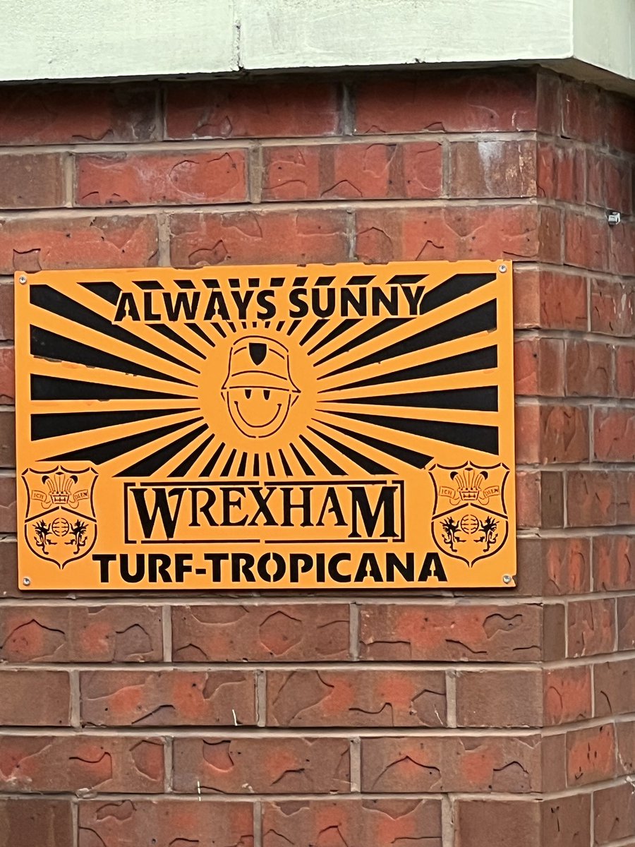 DeniseMLove's tweet photo. Welcome to Wrexham! At the Turf Pub @welshy1000 for some @VancityReynolds @AviationGin and a visit to the racecourse. Landed this morning from Canada, jumped on a train just to come here. Just Missed you @RMcElhenney #wrexhamrocks #twocrazycanadians https://t.co/SnuiJolKxE