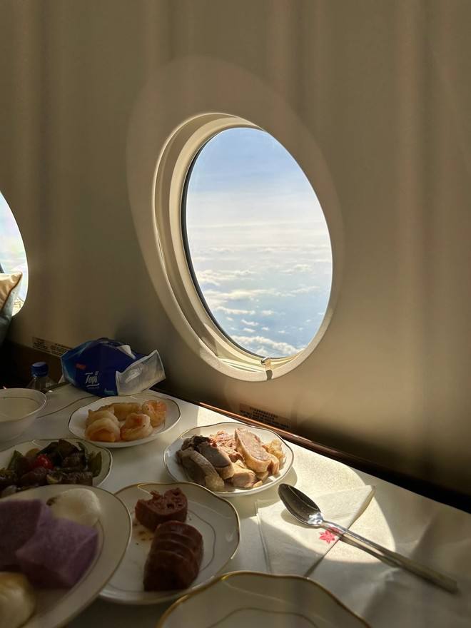 Cr6899's tweet photo. today is friday, start to relax on the weekend #NewYork #usa #Plane https://t.co/m4fe09jFOx