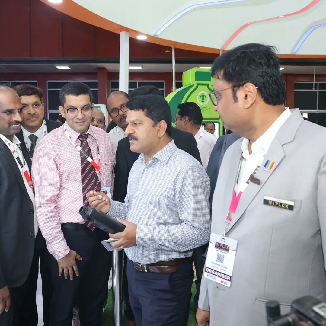 iocl_pc's tweet photo. Shri.E.Venkat Narsimha Reddy,Vice Chairman &amp; Managing Director,TSIIC and Shri.D.Chandra Shekhar, Additional Development Commissioner, MSME-DFO, Govt. of India; visited #IndianOil's stall at #HiPLEX 2023. Mr. Reddy praised the team, "Very good work. Keep it up IndianOil!"
(1/2) https://t.co/q6kE7S0YME