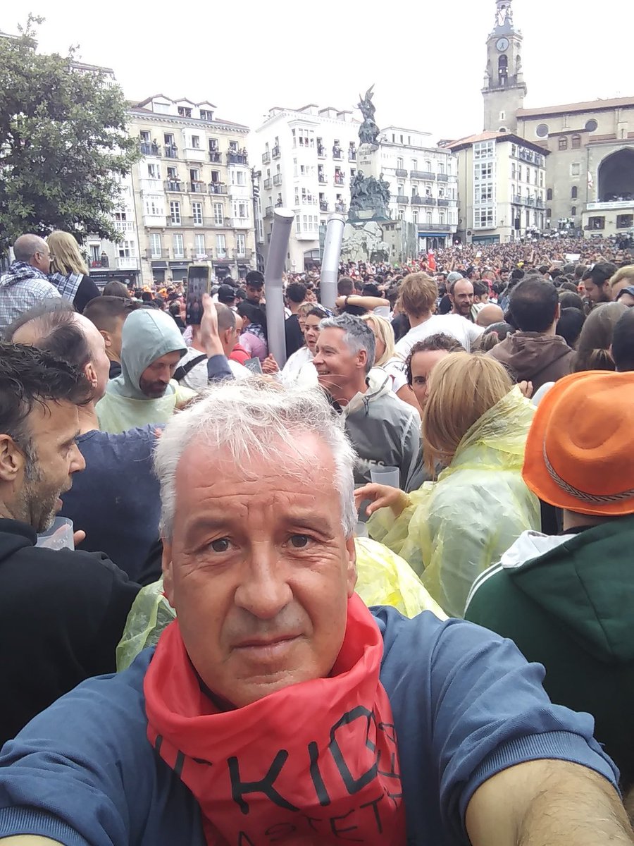 Juanjo16863389's tweet photo. Cuando nos dieron este pañuelo en el cole pensé que era el que iba a llevar este 4 de agosto. Dicho y hecho! Feliz Blanca 2023 a toda la gente de #Urkide, en especial a mis chicas y chicos de ayer, de hoy y de siempre. https://t.co/7YrZVVhuCh
