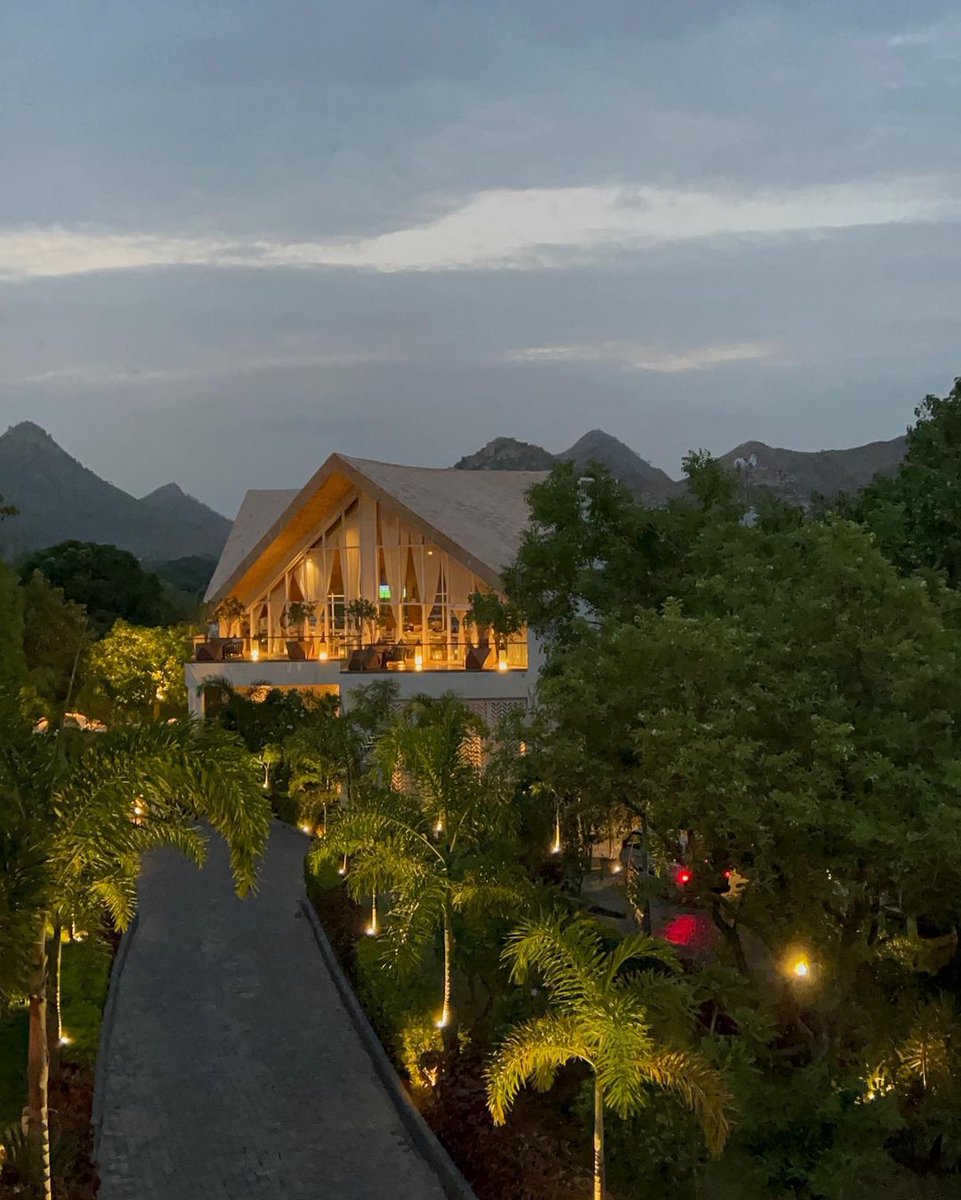 TajAravali's tweet photo. Experience the ethereal dusk at Taj Aravali, where the fading sun casts a tranquil glow.
Credits: @xploringthelife
For reservations: +91 294 268 1000
#TajAravali #Udaipur #Rajasthan #TajHotels #DuskMagic https://t.co/Jht0veXv2t