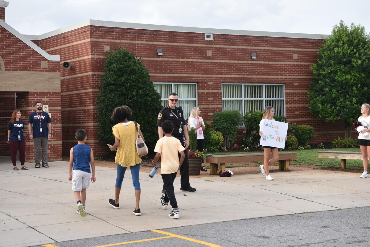 KnoxSchools's tweet photo. Teachers, administrators, and cheerleaders welcomed upcoming 6th-grade students and their families at @WVMSPack’s Orientation! We hope all our 6th- and 9th-grade students across the district feel prepared and acclimated to their new building for the first day of school! https://t.co/zcKUzU4Z03