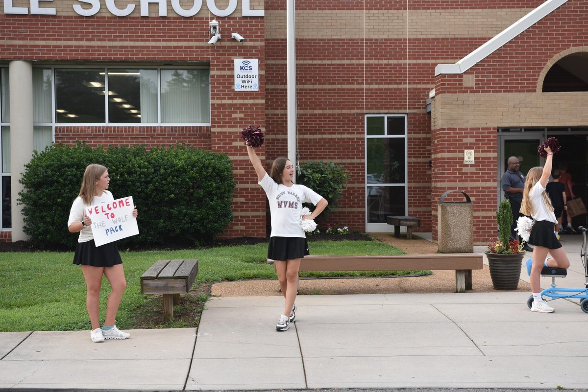 KnoxSchools's tweet photo. Teachers, administrators, and cheerleaders welcomed upcoming 6th-grade students and their families at @WVMSPack’s Orientation! We hope all our 6th- and 9th-grade students across the district feel prepared and acclimated to their new building for the first day of school! https://t.co/zcKUzU4Z03