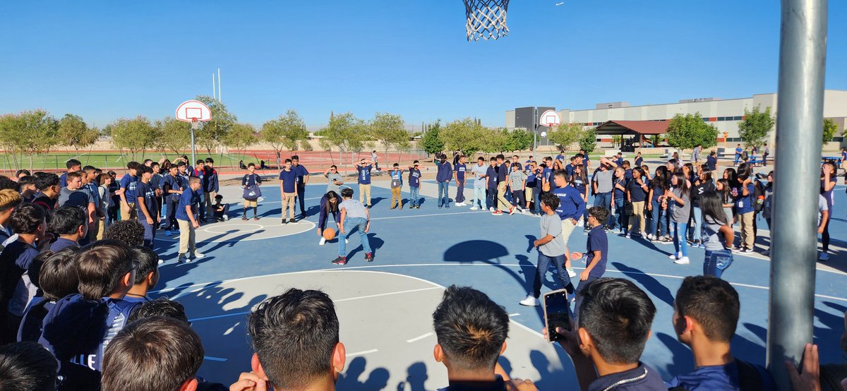 sramirez101's tweet image. Nothing better than a good old-fashioned boys vs. girls basketball game to start the day.  @Del_Valle_MS @rm_cere @vronicasworld @DrMARamos #THEDISTRICT @YsletaISD @DVmiddlesports @YISDAthletics1