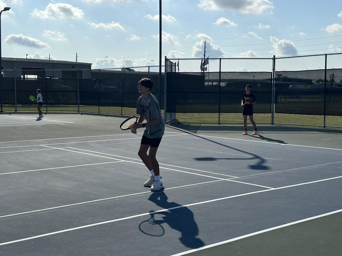 DPISD_Tennis's tweet image. The varsity took the win 15-4 over Barbers Hill yesterday!  Our next match will be on Monday 8/7 at DPHS South - 9 a.m. vs Dulles.  🦌 🎾 @Coachtheim @dpisdathletics @DPISD_South