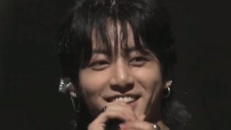 vminiecats's tweet photo. — Traducción del discurso de despedida de Jungkook en el concierto de Yoongi. 

• #JUNGKOOK🐰: “Estoy aquí en el concierto de Suga hyung hoy para felicitarlo y actuar junto a él. ¡Nuestros ARMY son todos tan grandes cantantes! ¡Los escuché en el backstage! (+) https://t.co/mopEHwoXpA