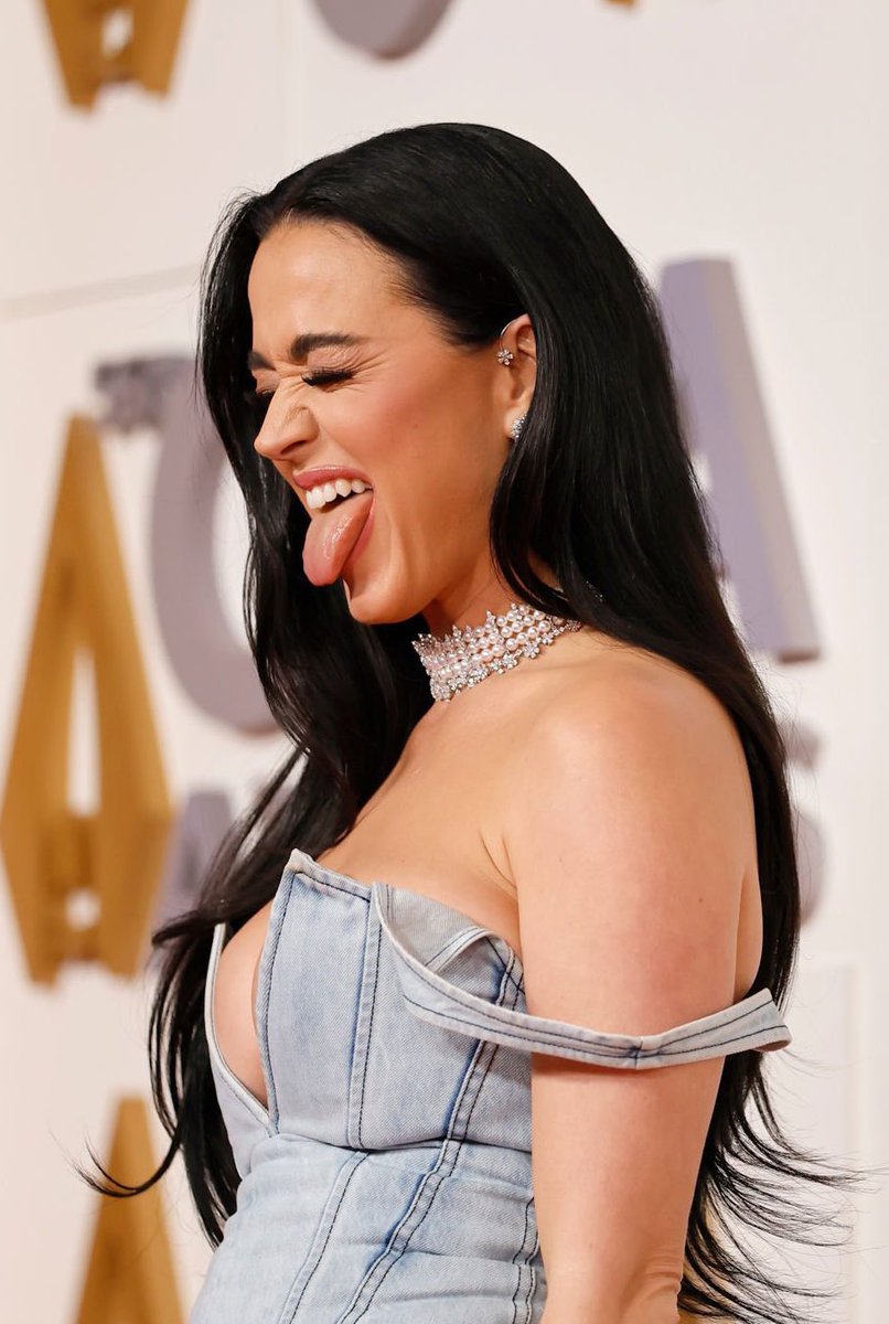 katydailybrasil's tweet photo. Katy Perry afirma que está sempre escrevendo novas canções e que as inspirações estão vindo através de uma dose de amor incondicional que vêm recebendo desde que se tornou mãe: “Eu voltarei, mas deixa eu voltar do jeito certo.” https://t.co/U8pwQ4yByg