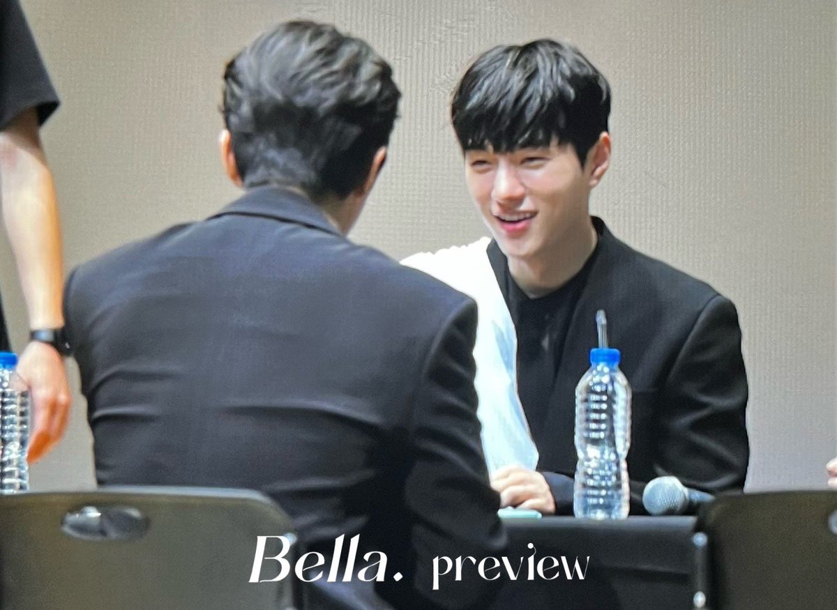 wryoku's tweet photo. Myungsoo's face when he met his No.1 best fan Sungyeol https://t.co/eo8BlapivE