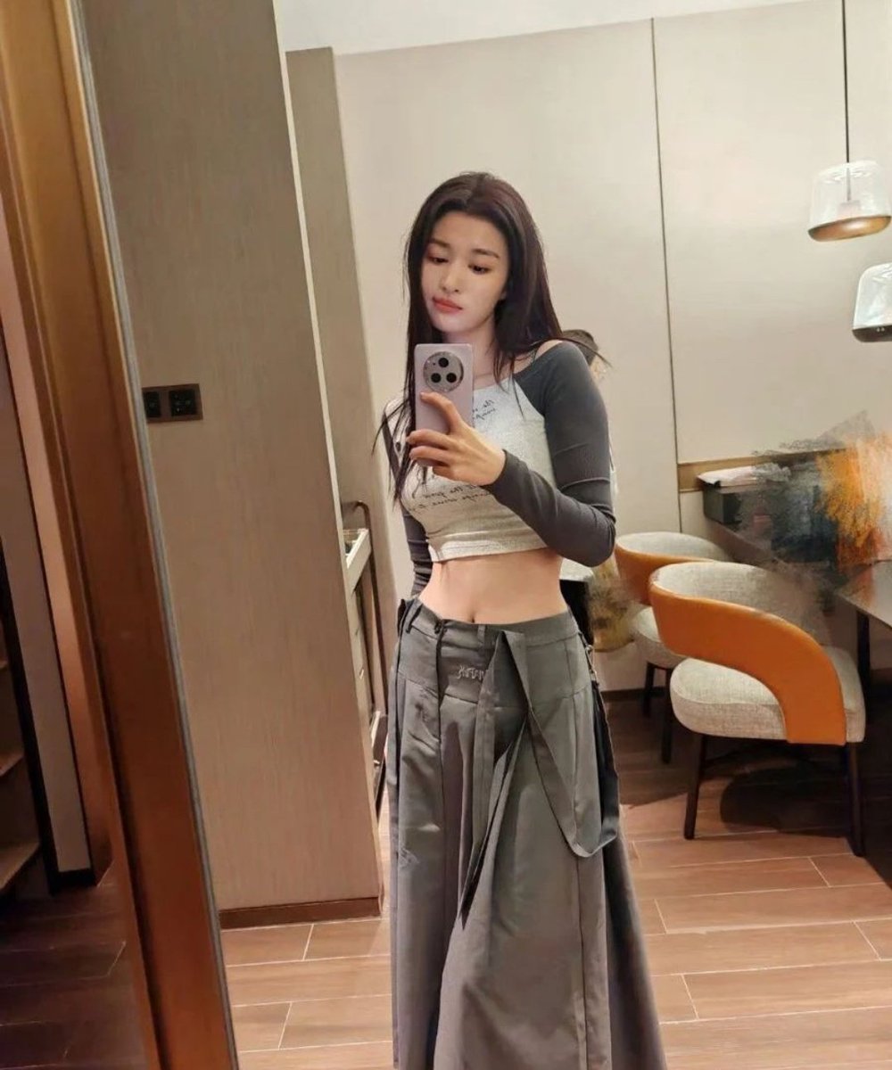 callayeet's tweet photo. no wonder men at her feet, antis at her throat... she looks yummy 😳🤤
#Wangchuran https://t.co/dgVdMkrJ0y