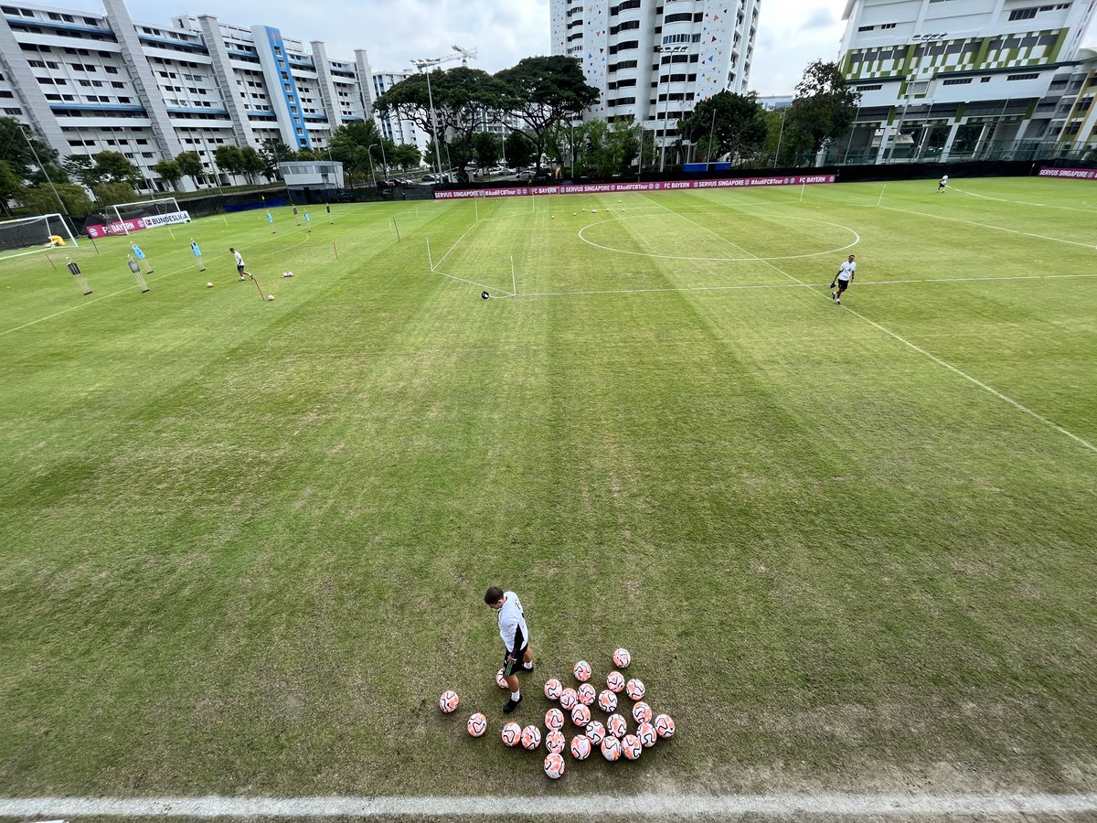FCBayern_TH's tweet photo. งานนี้ทางทีมแอดมินได้มีโอกาสไปร่วมกิจกรรมที่สิงคโปร์และไปชมเกมในสนาม มีภาพบรรยากาศบางส่วนมาฝากกันค่ะ
วันที่ 1 ส.ค. เราได้ไปดู team training กัน #FCBTH #fcbayernsoutheastasia #fcbayern #audifcbtour #audifcbtour2023 #miasanmia https://t.co/3CR4DG1ZiQ