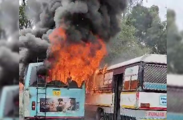 Breaking News : जालंधर के बस स्टैंड में खड़ी बसों में लगी भयानक आग
m.punjab.punjabkesari.in/punjab/news/ja…

#JalandharNews #Fire #BreakingNews #Buses #Busstand #HindiNews #PunjabHindiNews