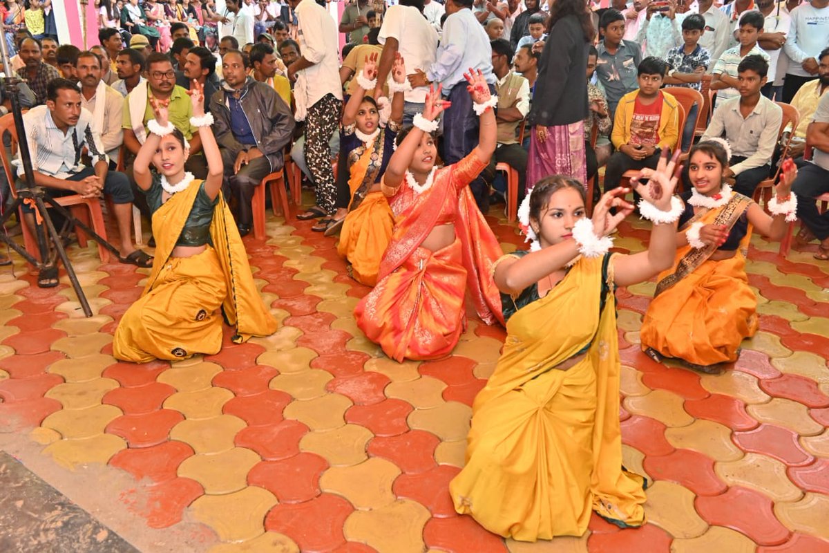 धमधा में स्वामी आत्मानंद इंग्लिश मीडियम स्कूल का शुभारंभ किया और नवप्रवेशी बच्चों को शुभकामनाएं दी। शिक्षा के क्षेत्र में कांग्रेस सरकार ने नया दौर लाया है, जिससे गरीब के बच्चे भी इंग्लिश मीडियम स्कूल में मुफ्त में शिक्षा ग्रहण कर रहे हैं।