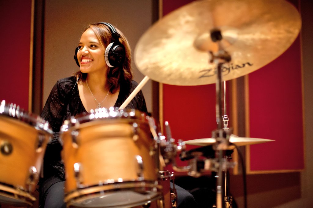 TheVelvetVoyce's tweet photo. Tweeps. You have GOT to give this drummer some. She's one of *the* baddest around and she's celebrating her birthday today. 
Join me in wishing  drummer, composer, arranger, educator, and overall BADASS, Terri Lyne Carrington, a very Happy Birthday! https://t.co/LFfAQQzHpM
