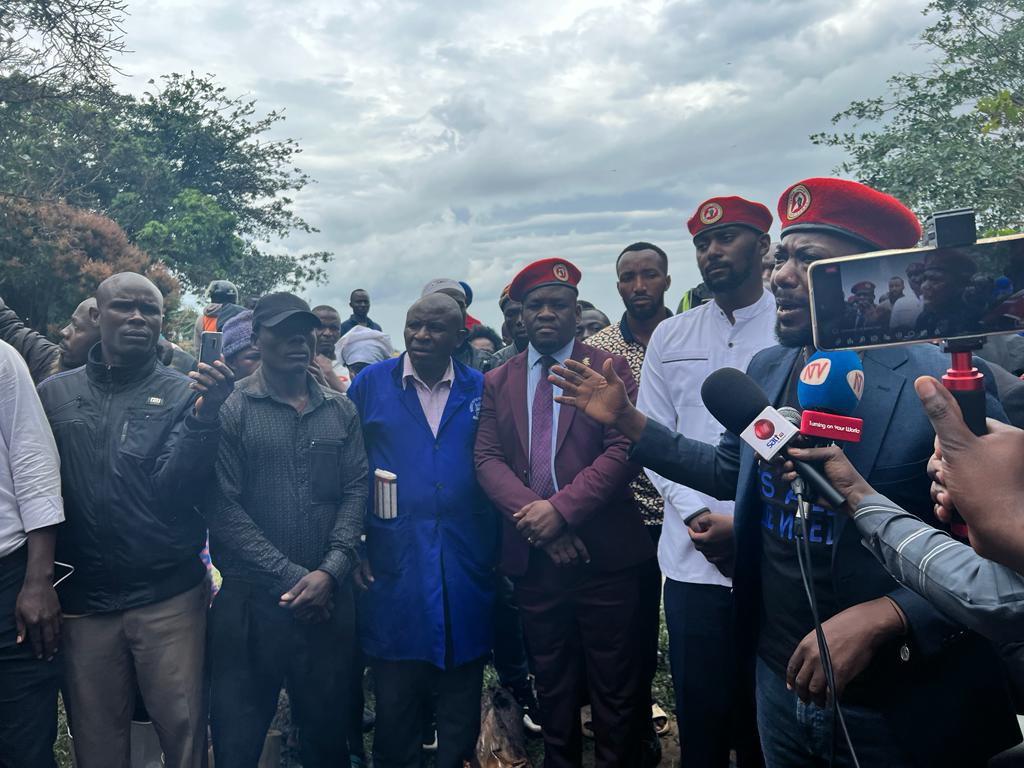 HonKakembo's tweet photo. Today at Kasenyi Landing Site, we delivered the @NUP_Ug's and President @HEBobiwine's official condolence message to families who lost loved ones in the recent boat accident on Lake Victoria.

Our delegation was led by the #NUP Secretary General, @DavidLRubongoya and consisted of several MPs and other leaders from the party. 

We mobilized support to recover and transport the deceased to their loved ones, and also provided food and other relief items to sustain the families during this difficult wait.

As leaders, we promise to do everything in our power to improve safety and rescue in the marine transport sector. 

Our thoughts and prayers go out to all affected by this tragic incident.

#KungaUganda #NUPEverywhere
