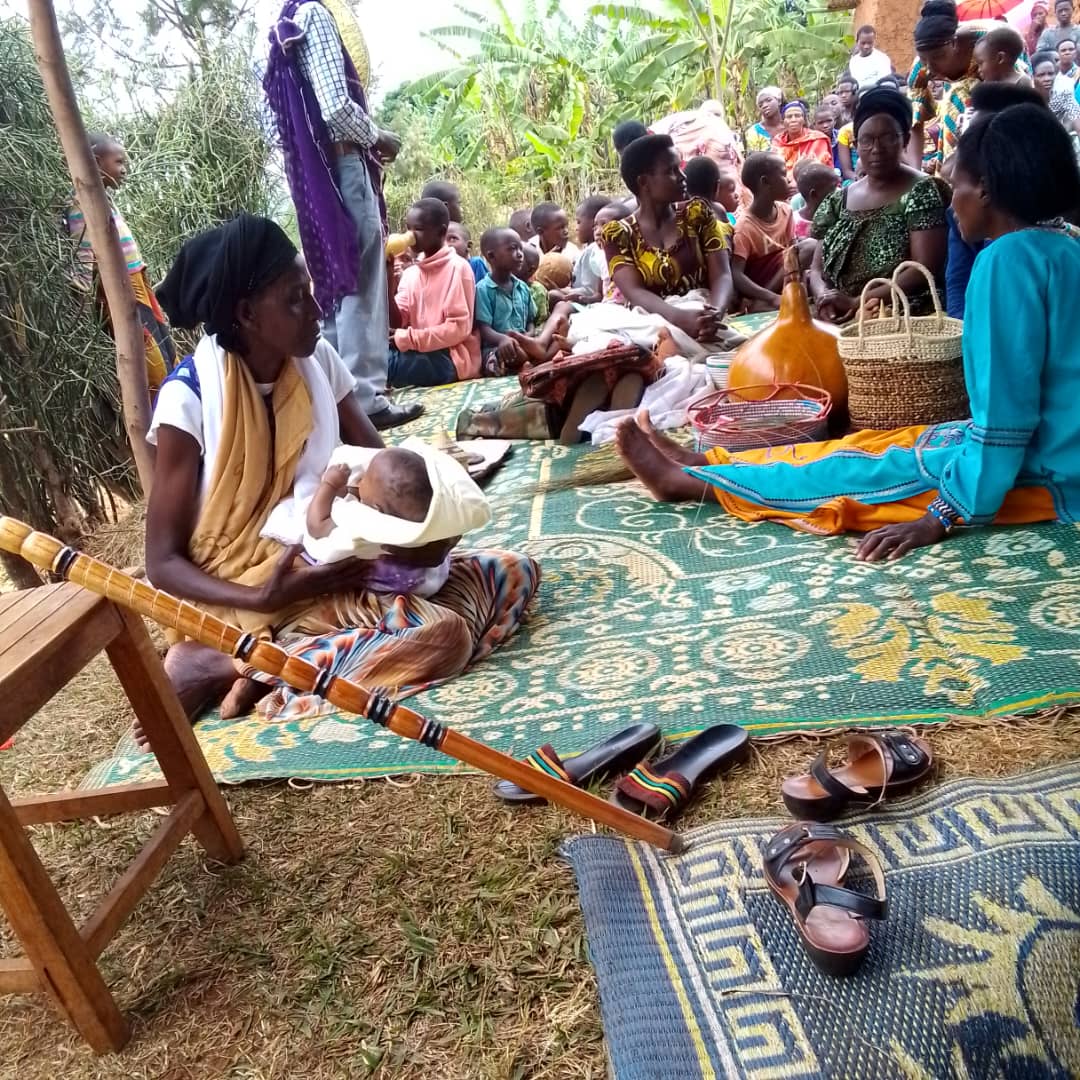 Rusera_Cell's tweet photo. Mukagari ka Rusera mu Midugudu itandukanye hizihijwe #Umuganura bikaba ari ibirori byaranzwe no kwishimira ibyagezweho ndetse no gufata ingamba zogukomeza gusigasira ubumwe bw'Abanyarwanda,hakaba haremewe matelas 6 kumiryango 6 ikaba ari gahunda yatangijwe https://t.co/aBjalhVStT
