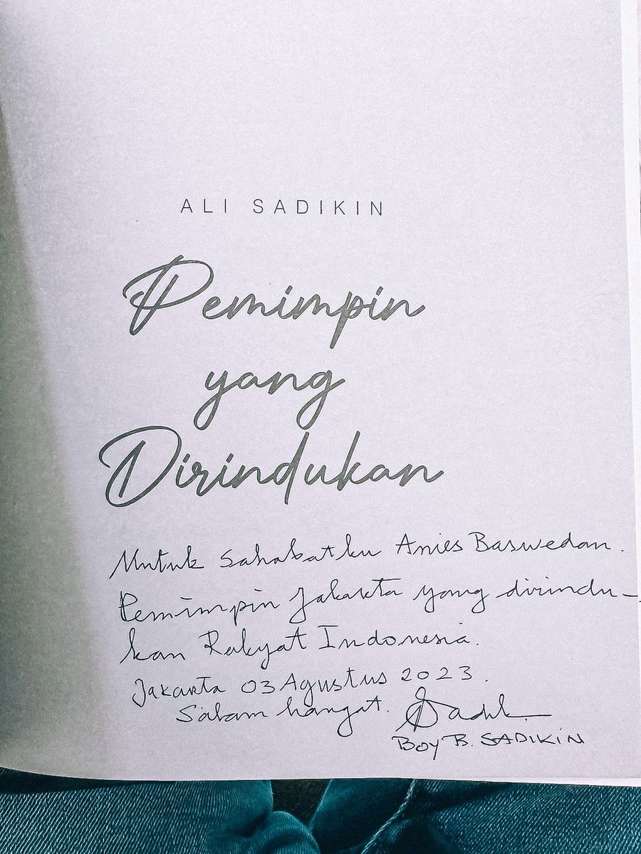 aniesbaswedan's tweet photo. Membaca buku tentang Ali Sadikin dalam perjalanan menuju Bandung. Buku berjudul “Pemimpin yang Dirindukan” ini hadiah dari Mas Boy Sadikin, sahabat dan rujukan kita para aktivis di Jakarta. 

Kisah kepemimpinan yang amat menginspirasi. Menbangun Jakarta di era 1970an. Masa tugas Ali Sadikin dicukupkan oleh pemerintah pusat di tahun 1977, saat ia berusia 51 tahun, tapi dia dikenang sepanjang masa oleh rakyat Jakarta.

#ABW