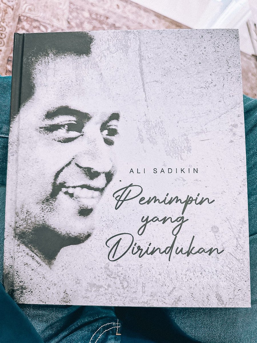 aniesbaswedan's tweet photo. Membaca buku tentang Ali Sadikin dalam perjalanan menuju Bandung. Buku berjudul “Pemimpin yang Dirindukan” ini hadiah dari Mas Boy Sadikin, sahabat dan rujukan kita para aktivis di Jakarta. 

Kisah kepemimpinan yang amat menginspirasi. Menbangun Jakarta di era 1970an. Masa tugas Ali Sadikin dicukupkan oleh pemerintah pusat di tahun 1977, saat ia berusia 51 tahun, tapi dia dikenang sepanjang masa oleh rakyat Jakarta.

#ABW