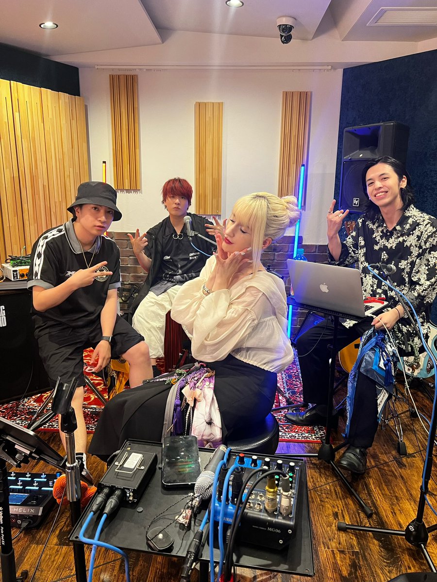 AiRyAOfficial's tweet photo. みんなありがとう
ライブ最高です！！
また来週🤍☺️ @ROUGENEST 
#ルージュの日
#ルージュの巣
#ROUGENEST
@GuitarHiro26 
@rougenest_knt 
@Tasuku_Drum https://t.co/EcNklW5prg