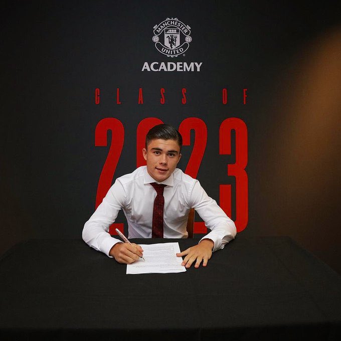 UtdPlug's tweet photo. 🚨✍️ OFFICIAL ! Harry Amass is a Manchester United player. The 16-year-old left-back arrives from Watford. #MUFC https://t.co/4xqo5a3fVq