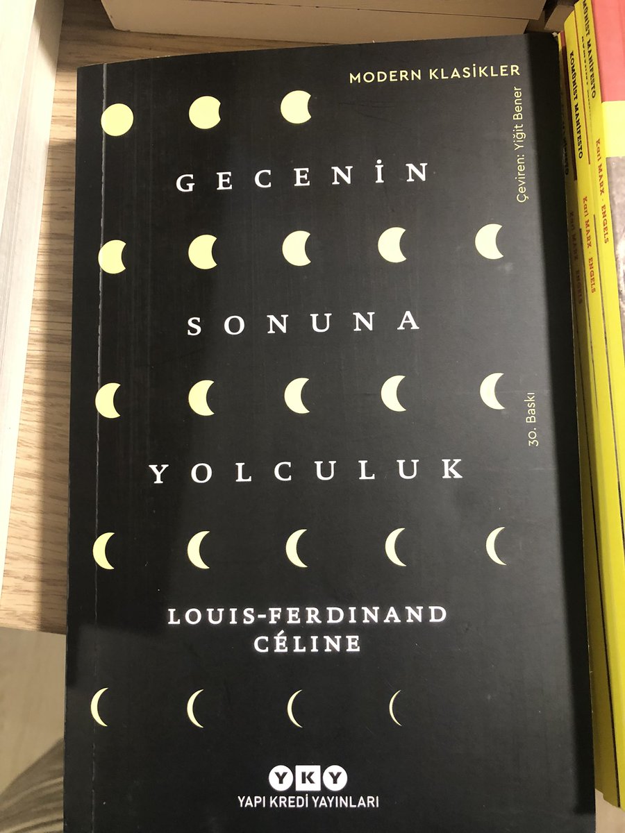 sanemkocusal's tweet photo. “Ölmeden önce okunması gereken kitaplar” seçkisi , içinde “Gecenin sonuna yolculuk“  var, benim de okunacaklar listemde ilk sıralarda 📚📓📚 #kitap @okumagunlugum #geceninsonunayolculuk #yky #neokuyorum https://t.co/8dEekDXrU5
