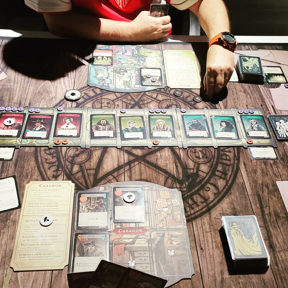 susanahllora's tweet photo. Me matรณ. Y mira que cara de bruja tenรญa....
#paganboardgame #2js #juegosdemesa #boardgames #jeuxdesociรฉtรฉ #brettspiele @MalditoGamesES #roanoke https://t.co/q8oRsdyru0