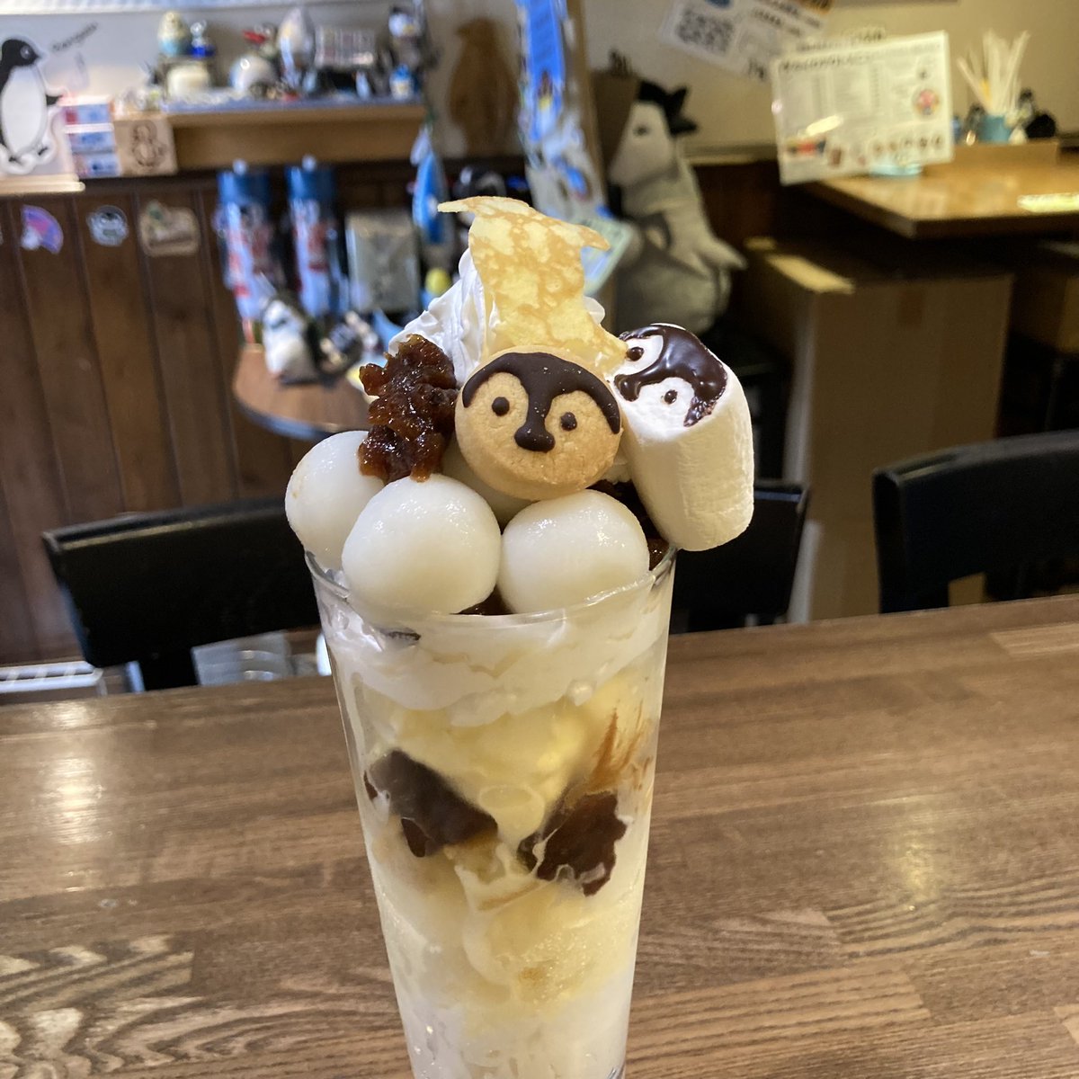 PGcafe_osu's tweet photo. 🐧PGカフェ🐧
名古屋大須のペンギンだらけのカフェ

料理も店内もあちらこちらとペンギンでいっぱいですー
名古屋港水族館がてらなどぜひ

お誕生日のメッセージもやってますので気になる方はお問い合わせ下さい

なかなか行けない人はオンラインショップで応援お願いします‼️
https://t.co/tuEYjfUf3V https://t.co/fdYwYuzsG8