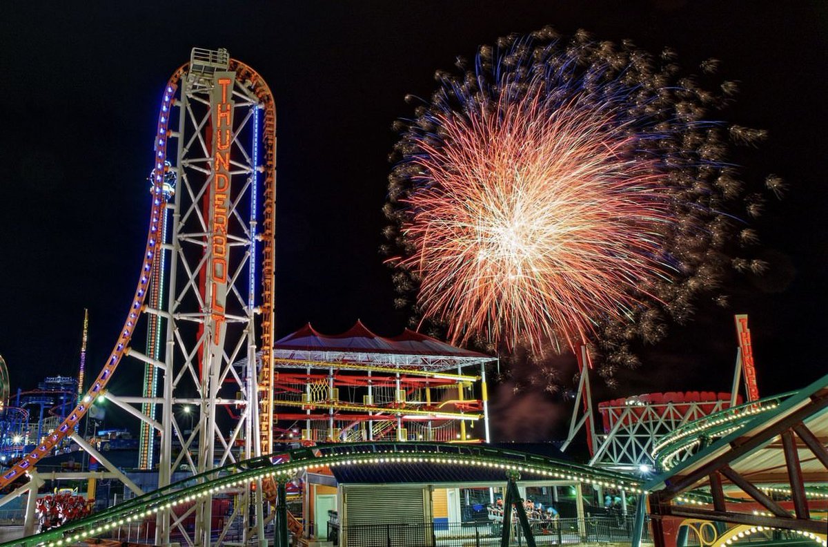 It's our favorite day of the week 🎉 Join us tonight on the boardwalk for #FridayNightFireworks 🎆 Fireworks will go off at approximately 9:45 PM #coneyisland 📷 @coneyislandjim 🎢 @lunaparknyc