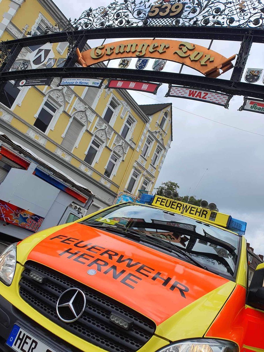 FeuerwehrHerne's tweet photo. Die 539. Cranger Kirmes beginnt. Nach vielen Wochen der Vorbereitung freuen wir uns auf eine sichere Kirmes.
Für den Zeitraum der Kirmes sind wir für Euch mit einer dritten Wache auf dem Kirmesgelände vor Ort. 
Wir wünschen viel Spaß!
#wirhelfenherne #crangerkirmes #Crange2023 https://t.co/LxIBVjJnM2