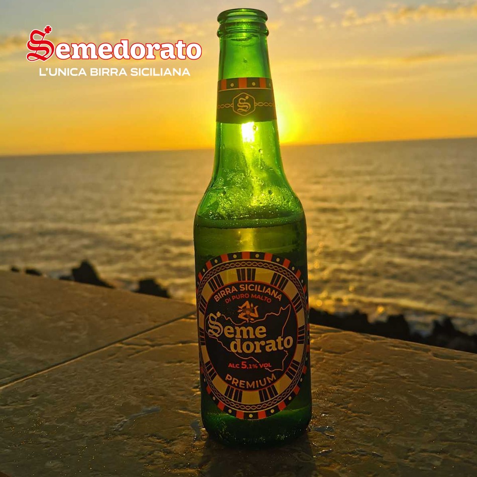 Il tramonto è così meraviglioso che perfino la nostra "Premium" lo osserva...
#mare #sicilia #semedorato #birrabionda