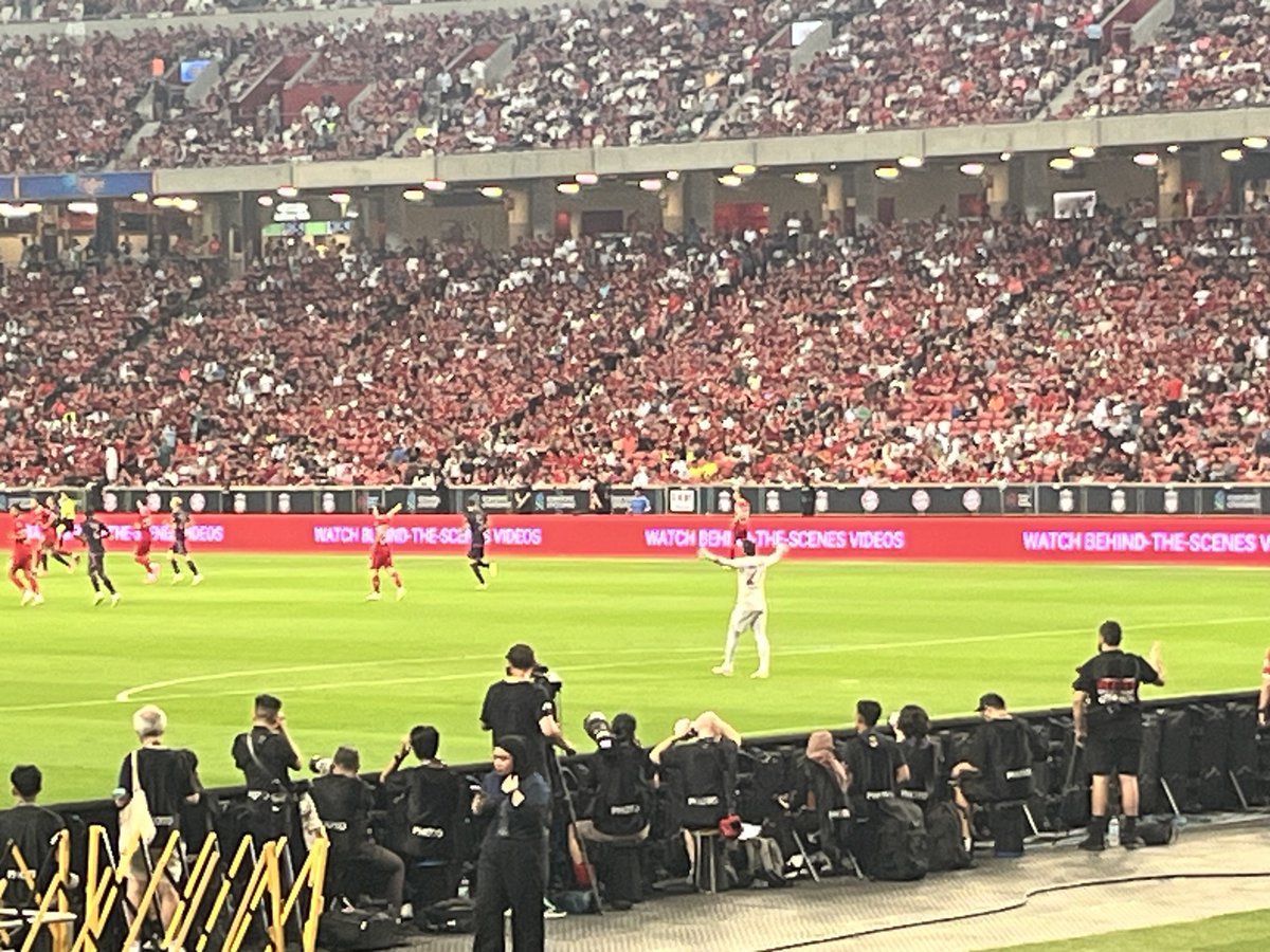 FCBayern_TH's tweet photo. บรรยากาศในสนาม และหลังจบเกม นักเตะเดินมาขอบคุณแฟนบอลด้วยค่ะ ❤️🤍
#FCBTH #fcbayernsoutheastasia #fcbayern #audifcbtour #audifcbtour2023 #miasanmia https://t.co/mcV6HDuIv2