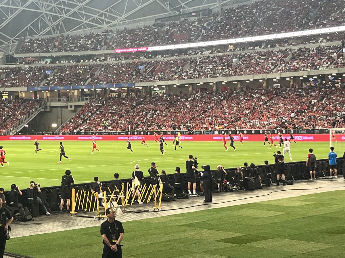 FCBayern_TH's tweet photo. บรรยากาศในสนาม และหลังจบเกม นักเตะเดินมาขอบคุณแฟนบอลด้วยค่ะ ❤️🤍
#FCBTH #fcbayernsoutheastasia #fcbayern #audifcbtour #audifcbtour2023 #miasanmia https://t.co/mcV6HDuIv2