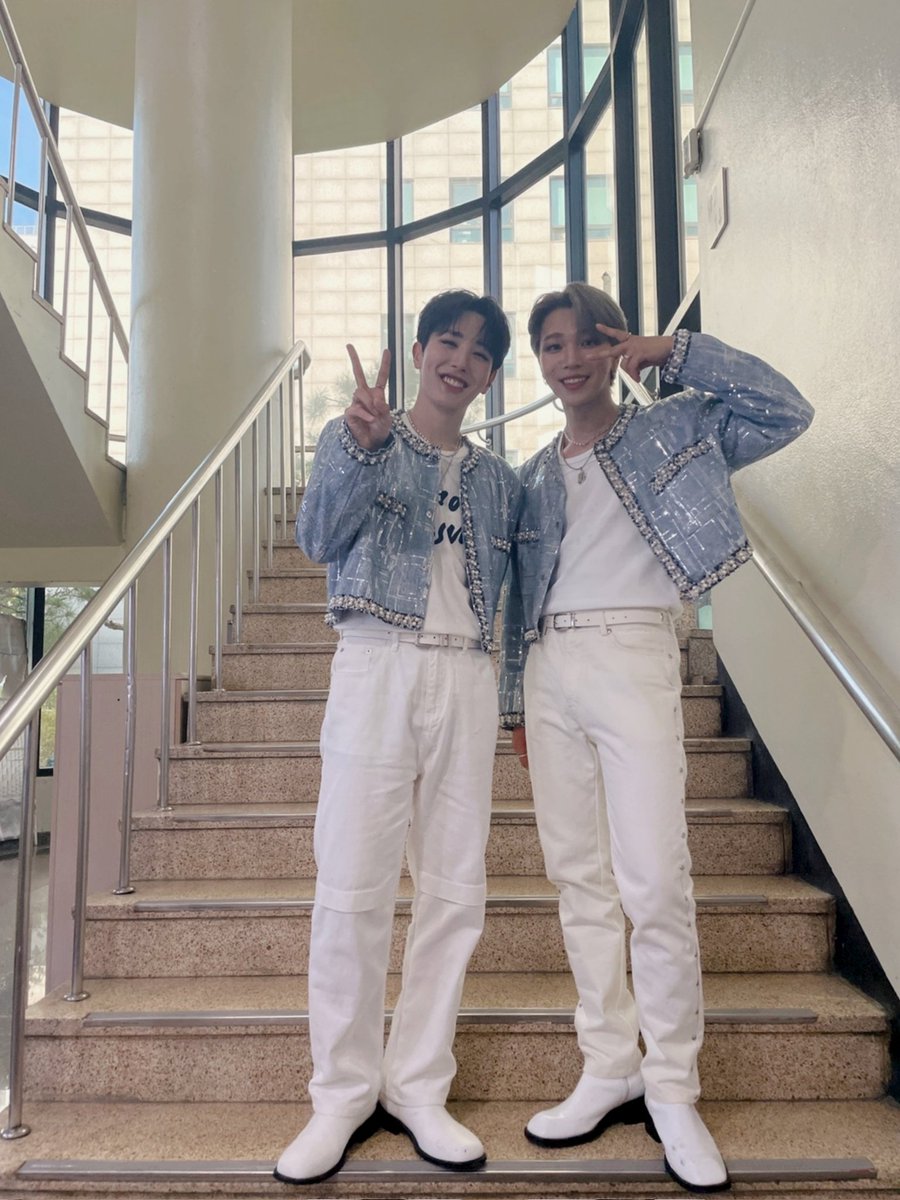 officialSEVENUS's tweet photo. [📸]
늘 같은 자리에 서서 희아라를 바라보는 세븐어스✨️
오늘도 희아라 덕분에 무대를 무사히 마쳤어요🥰

#SEVENUS #세븐어스
#희재 #HEEJAE #이레 #IREAH
#Summús https://t.co/w3ieBb93Ye