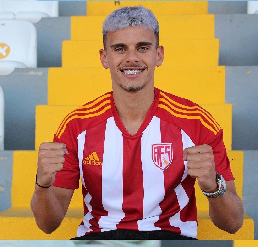 OFICIAL | Gustavo Mendonça, médio de 20 anos, deixa o Canelas e é reforço do AVS SAD.