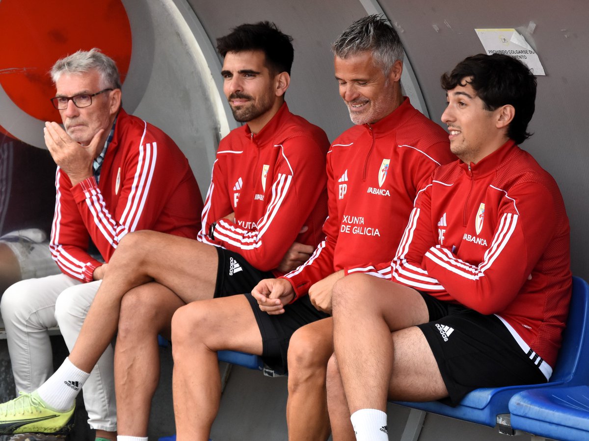 SD_Compostela's tweet photo. 🙌 Manel Menéndez estará acompañado por un gran equipo técnico nesta Tempada 23.24!!!

👨‍⚕️ Dirixindo o cadro médico seguirá, un ano máis, o doutor Marque, un equipo ao que se incorpora Germán Pérez, exxogador branquiazul!!!

✍️ https://t.co/mVUlcG60eu

#UnNovoCamiño https://t.co/rY0bLmobBW