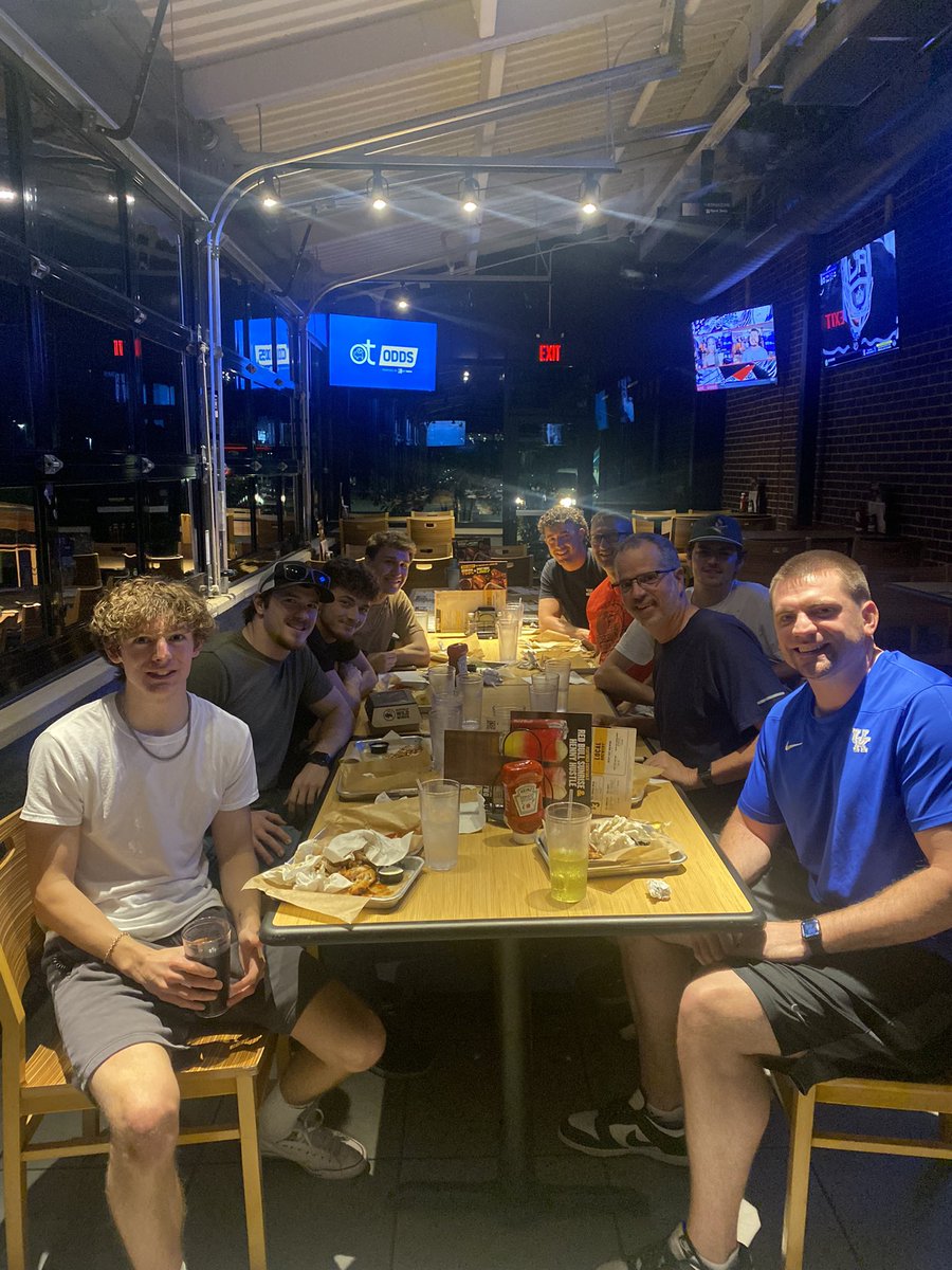 Caught up with a few Knights c/o ‘20 and ‘21! Exciting to see where they are and what lies ahead! Still winning! #leadershipmindset 
@kile_crook <a href="/jarod_willis2/">Jarod Willis</a> <a href="/lukecox_/">Luke Cox</a> <a href="/YagerSam/">Sam Yager</a> <a href="/carson_milligan/">Carson Milligan</a> <a href="/anthony28larue/">Anthony LaRue</a>