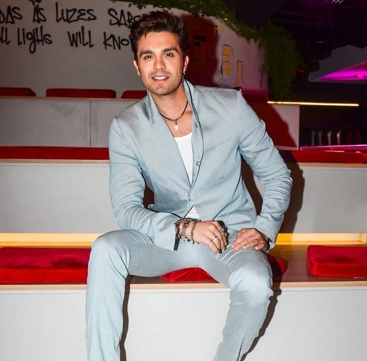 me faltam palavras pra descrever a beleza desse homem