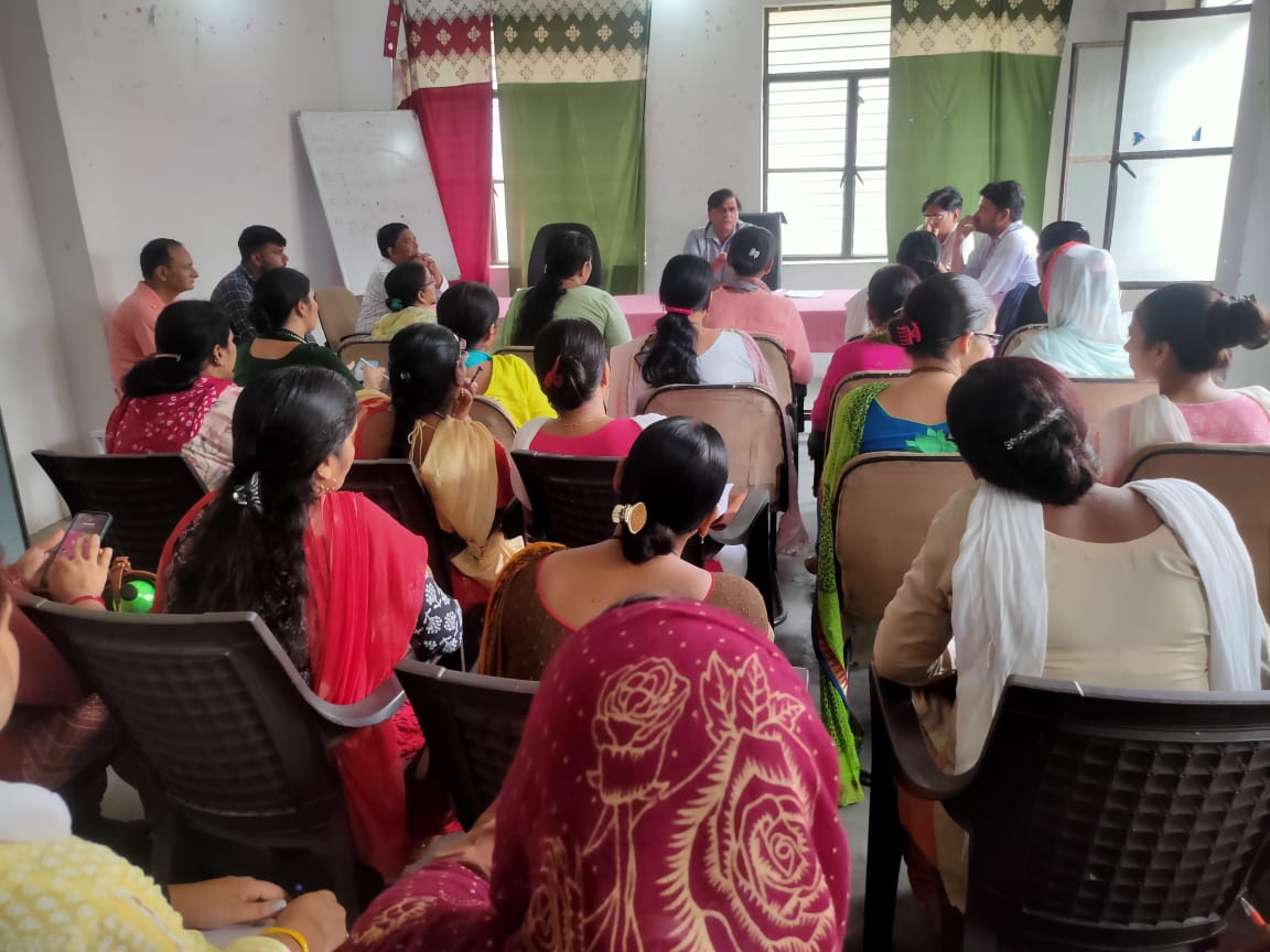 CmoBaghpat's tweet photo. आज जनपद की प्रत्येक Chc पर आयुष्मान भारत कार्ड व एनडीडी की ट्रेनिंग की बैठक रखी गई जिसमें सभी आशा बहन जी को प्रशिक्षित किया गया व आवश्यक दिशा-निर्देश दिए गए @BagpatDm @dryashveersingh @CHCBARAUT @ChiefSecyUP @DivMeerut @CMOfficeUP @DRSATYENDRASHA7 @DrVibhashRajput @nhm_up https://t.co/JjzGn2A5w2